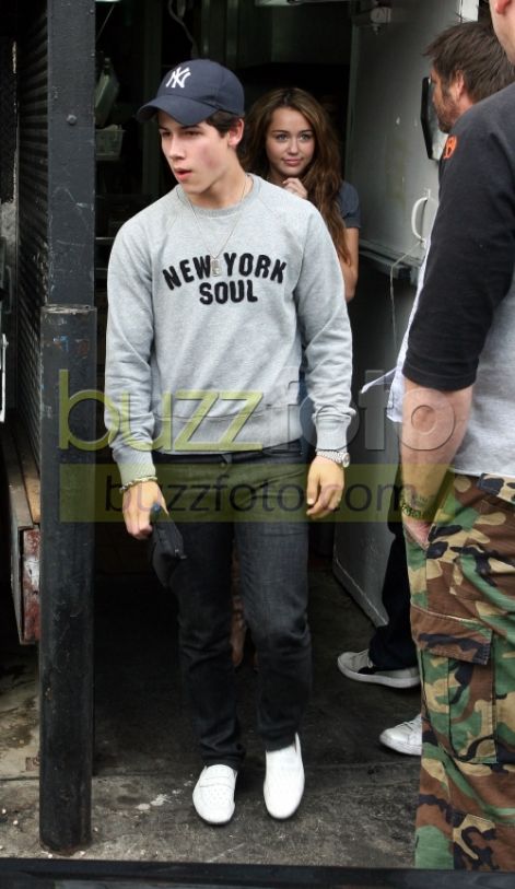 090411dpa_mileycyrus_nickjones_21.jpg