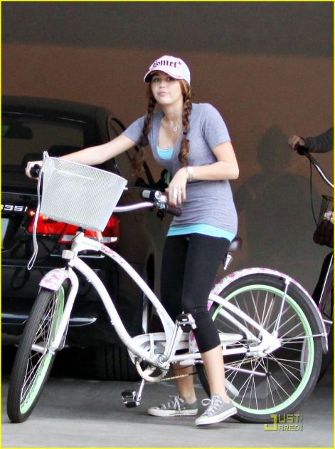 miley-cyrus-smet-cap-pilates-02.jpg