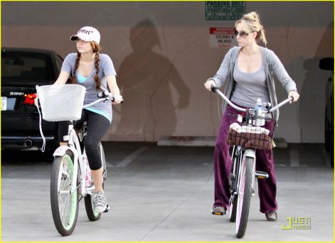 miley-cyrus-smet-cap-pilates-03.jpg
