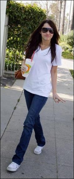 miley-cyrus_com-whitenjeans-2008mar4.jpg
