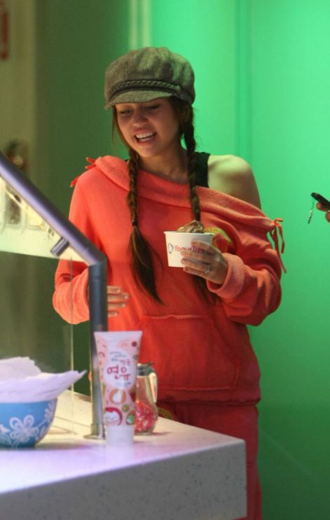 miley_cyrus_yogurt3.jpg
