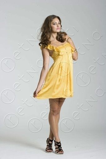 phoebe-tonkin-modeling-cariba-heine-and-phoebe-tonkin-3382914-341-512.jpg